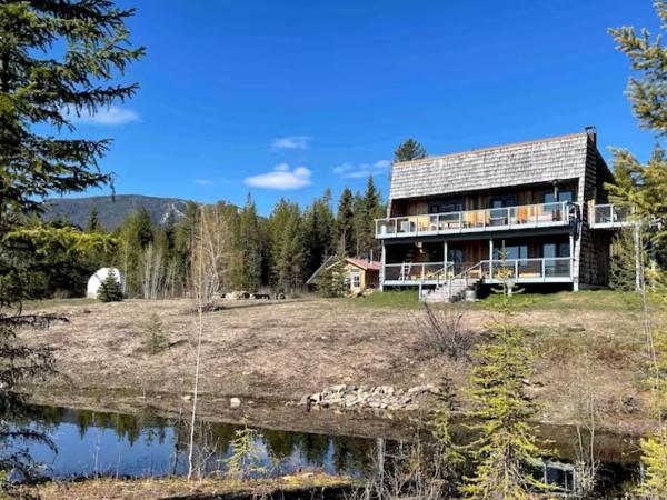 A la foto es mostra l'objecte Secluded Cabin in Polebridge, Montana, with Fantastic Views of Glacier National Park - Dream Glamping Experience situat a la ciutat de Polebridge.