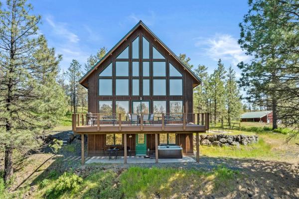 Nella foto è visibile l'oggetto Spacious Rustic Cabin Rental with a Hot Tub in Cheney, Washington situato nella città di Sprague.