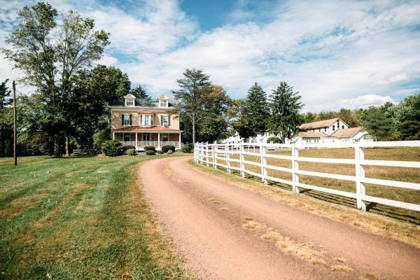 Na fotografii je vidět objekt Rustic Bed and Breakfast Cottage Rental in Bucks County, Pennsylvania nacházející se ve městě Doylestown.