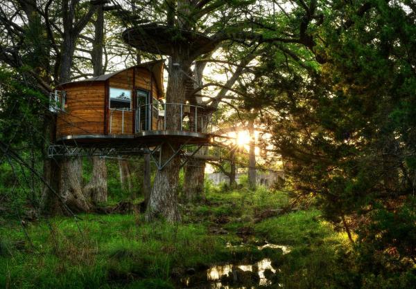 Nella foto è visibile l'oggetto Adventures Await at this Stunning Tree House Retreat in Texas situato nella città di Spicewood.