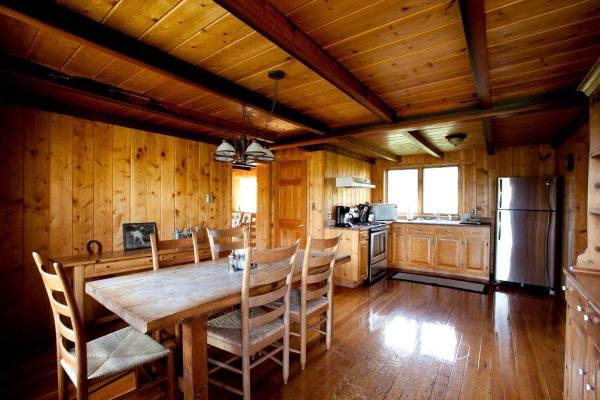 Auf dem Foto ist das Objekt Rustic Log Cabin Rental at a Riverside Resort on the Big Hole River, Montana in der Stadt Wise River zu sehen.