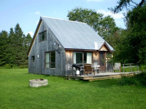 På billedet ses objektet Rustic Family-Friendly Cabin Rental with Full Kitchen in the Northeast Kingdom of Vermont beliggende i byen Barton.