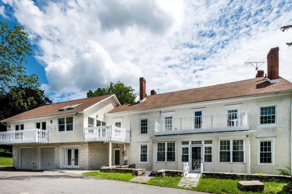 Na fotografii je vidět objekt 27-Person Luxury Villa Rental in Hudson Valley, New York nacházející se ve městě Monroe.