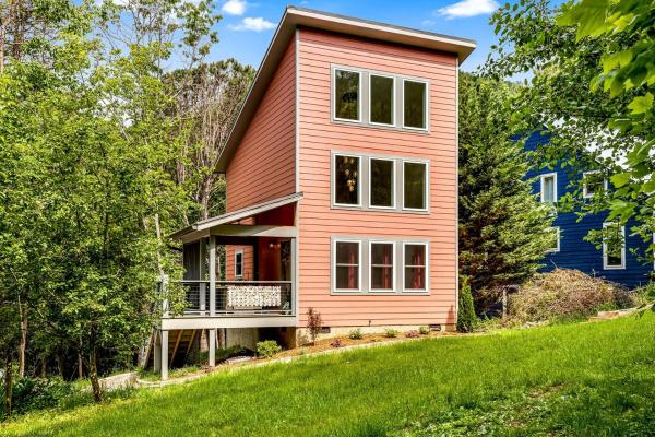 A la foto es mostra l'objecte Unique Barbie-Themed Pink Cabin in Black Mountain, North Carolina situat a la ciutat de Ridgecrest.
