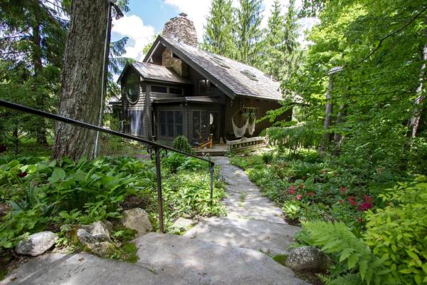 The photo shows the Bed and Breakfast Nature Lodge with a Jacuzzi on Stratton Mountain, Vermont located in the city of Stratton Mountain.