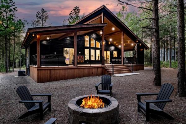 På billedet ses objektet Splendid Intimate Cabin Great for a Romantic Getaway in Oklahoma beliggende i byen Stephens Gap.
