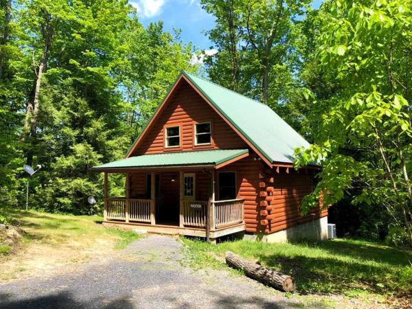 På billedet ses objektet Secluded Cabin Rental in the Forest near Beckley, West Virginia beliggende i byen Edmond.