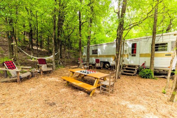 A la foto es mostra l'objecte Vintage Airstream Ideal for a Glamping Getaway near Fort Worth, Texas situat a la ciutat de Glen Rose.