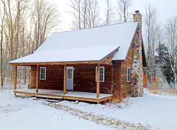 A la foto es mostra l'objecte Rustic Log Cabin on the Upper Peninsula in Blaney Park, Michigan situat a la ciutat de Curtis.