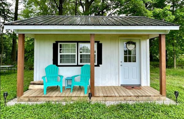 Na fotografii je vidět objekt Cozy Cabin Surrounded by Fields and Woods in Oberlin, Ohio nacházející se ve městě Oberlin.