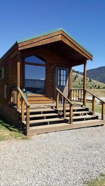 A la foto es mostra l'objecte Outstanding Lakefront Cabin with Fire Pit near West Yellowstone, Montana situat a la ciutat de Lakeview.
