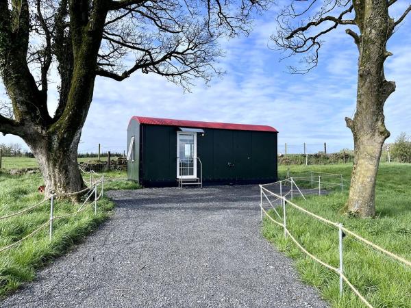 Op de foto is het object Fantastic Off-Grid Tiny House Fully Equipped with Beautiful Countryside Views in Ireland te zien, gelegen in de stad Oldcastle.