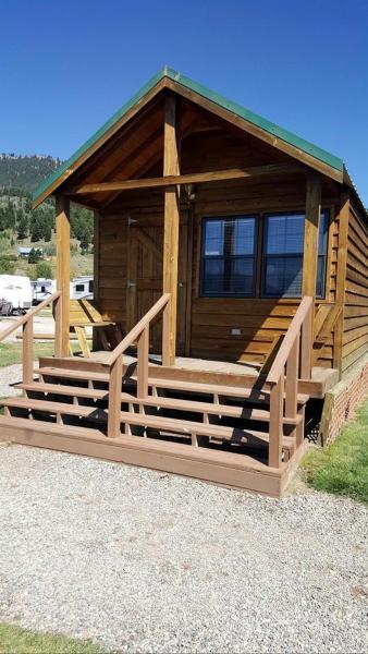 A la foto es mostra l'objecte Charming Wooden Cabin with Fire Pit near West Yellowstone, Montana situat a la ciutat de Lakeview.