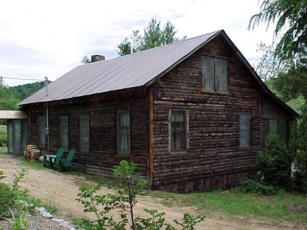 A la foto es mostra l'objecte Rustic Camping Cabin Rental on a Lake near Adirondack Mountains in New York situat a la ciutat de Paradox.