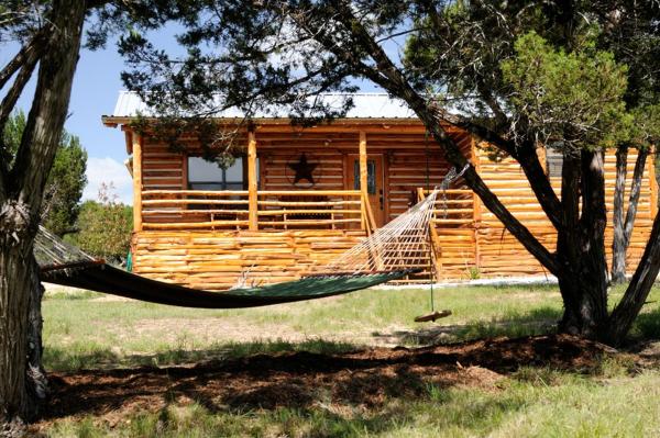 Na zdjęciu widoczny jest obiekt Charming Log Cabin Perfect for a Summer Staycation in Texas Hill Country położony w mieście Cranes Mill.