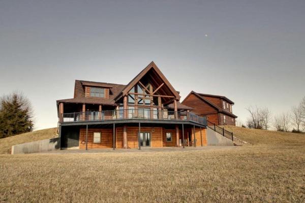 Op de foto is het object Stunning Private Cabin Getaway with Gorgeous Fireplace near Quincy, Illinois te zien, gelegen in de stad Camp Point.