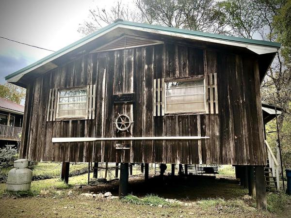 På billedet ses objektet Fascinating Off-Grid River House for an Authentic Escape into Nature on the Alabama River beliggende i byen Jackson.