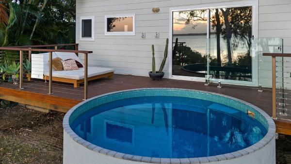 The photo shows the Knot Shore located in the city of Carpet Snake Island.