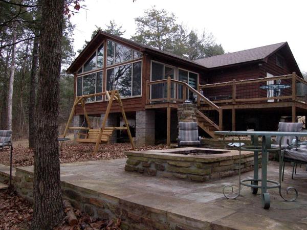 A la foto es mostra l'objecte Lakefront Cabin Getaway with Firepit near Ozark National Forest in Scranton, Arkansas situat a la ciutat de Clarksville.