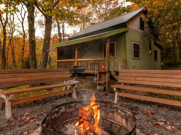 A la foto es mostra l'objecte Two-Story Cabin Camping on Ranch in the Adirondacks of Upstate New York situat a la ciutat de Greig.