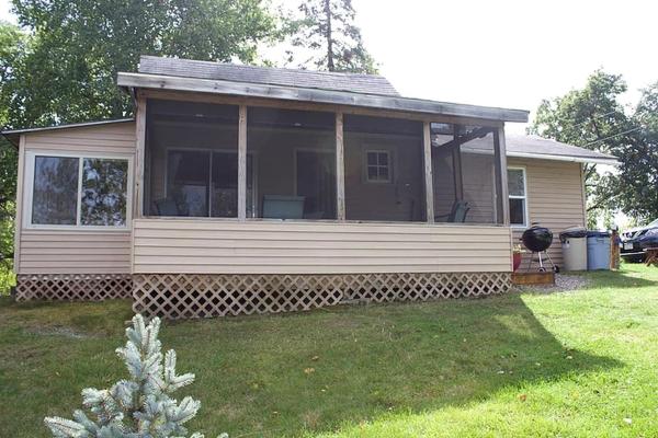 På billedet ses objektet Lakefront Cabin Rental with a Screened-In Porch near Pequot Lakes, Minnesota beliggende i byen Pine River.