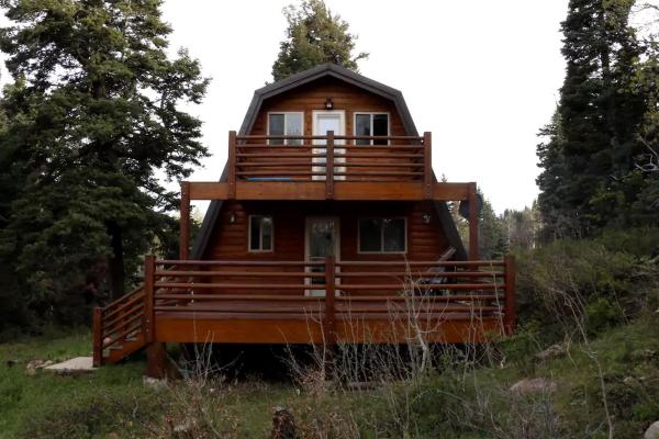 A la foto es mostra l'objecte Cozy Secluded Log Cabin with Scenic Mountain Views near Park City, Utah situat a la ciutat de Atkinson.
