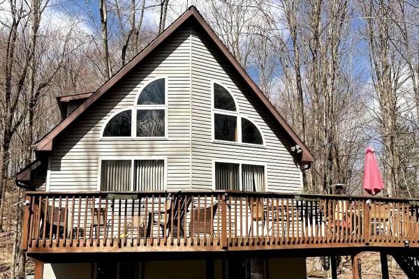The photo shows the Lake Cabin with Hot-Tub and Deck in Pennsylvania located in the city of Hamlin.