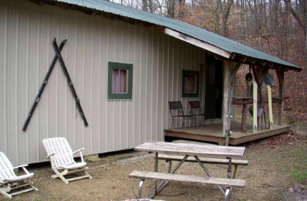 Na zdjęciu widoczny jest obiekt Luminous Cabin Nestled Among Nature in Indiana położony w mieście Freetown.