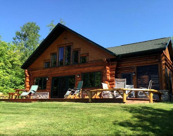 Auf dem Foto ist das Objekt English Lake Escape -Custom Waterfront Log Cabin in Chequamegon National Forest in der Stadt Mellen zu sehen.