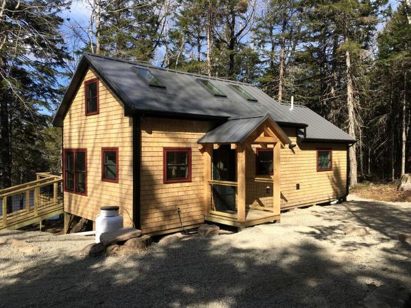 A la foto es mostra l'objecte Secluded, Dog-Friendly Lakefront Cabin on Pristine Lake, Maine, for Wonderfully Romantic Getaways to Nature situat a la ciutat de Cutler.