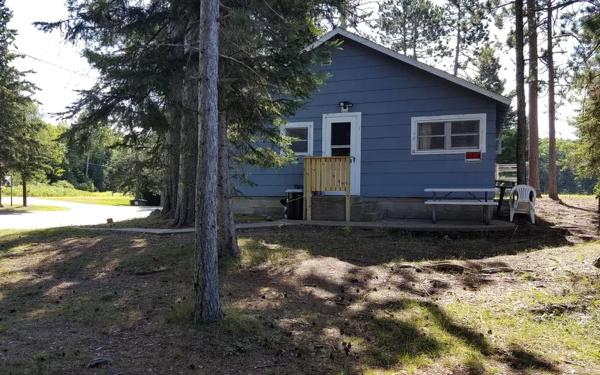 På billedet ses objektet Lakeside Cabin Rental with a Boat Launch near Tomahawk, Wisconsin beliggende i byen Tomahawk.