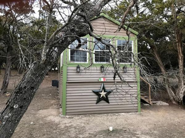 Nella foto è visibile l'oggetto Cozy Cabin for Glamping on a Texas Horse Ranch, Perfect for a Equine Escape situato nella città di Waring.