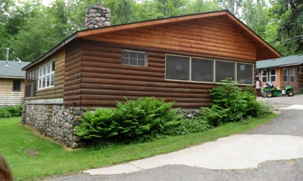 Na zdjęciu widoczny jest obiekt Lakeside Log Cabin Rental within Easy Reach of Chequamegon Bay, Wisconsin położony w mieście New Post.
