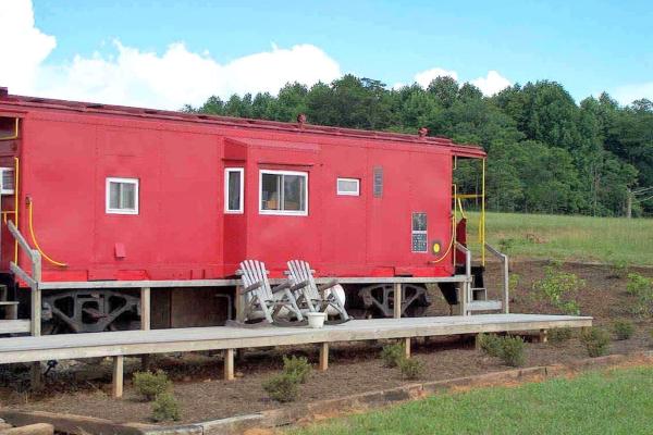 Nella foto è visibile l'oggetto Unique Caboose Getaway in the Blue Ridge Mountains of Virginia situato nella città di Fancy Gap.