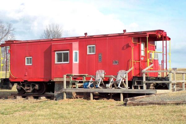 Na fotografii je vidět objekt Authentic Caboose in the Blue Ridge Mountains of Virginia nacházející se ve městě Dugspur.