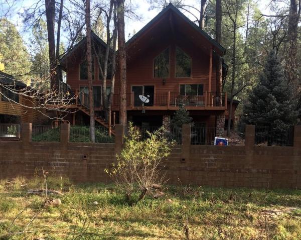 A la foto es mostra l'objecte Luxury Cabin with Incredible Views of Tonto National Forest in Arizona situat a la ciutat de Kohls Ranch.