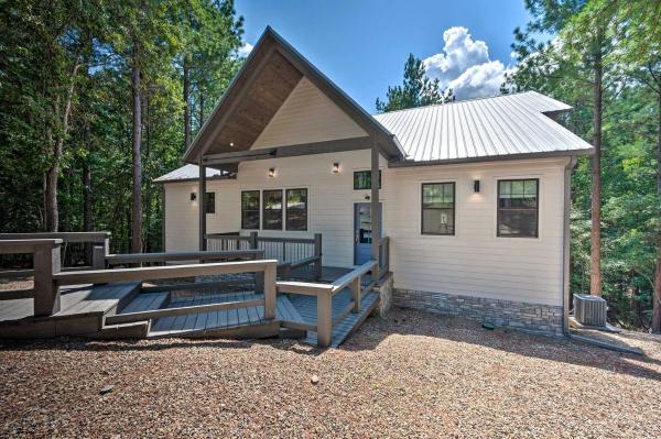 Στη φωτογραφία φαίνεται το αντικείμενο Luxury Broken Bow Cabin with a Sauna and a Hot Tub που βρίσκεται στην πόλη Stephens Gap.