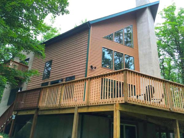A la foto es mostra l'objecte Cozy Vacation Rental for 10 with a Fire Pit in Jim Thorpe, Pennsylvania situat a la ciutat de Christmans.