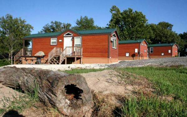 A la foto es mostra l'objecte Homey Cabins Perfect for a Family Getaway near Jacksonville, Illinois situat a la ciutat de Jacksonville.