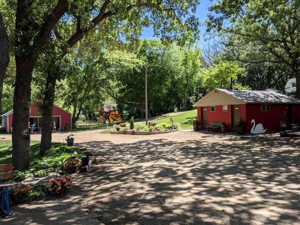 A la foto es mostra l'objecte Charming Pet Friendly Cabin for 8 in Fergus Falls, Minnesota situat a la ciutat de Rothsay.