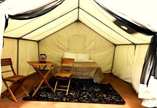 A la foto es mostra l'objecte Unique Glamping Tent for Two near World Equestrian Games in Mill Spring, North Carolina situat a la ciutat de Mill Spring.
