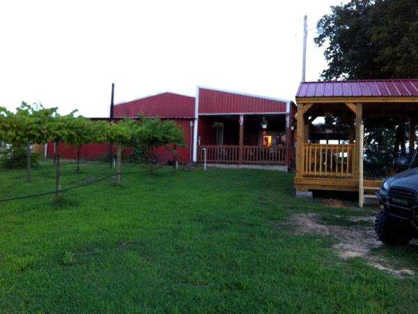 Nella foto è visibile l'oggetto Secluded Getaway on a Vineyard in Allen, Oklahoma situato nella città di Allen.