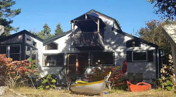 A la foto es mostra l'objecte Waterfront Cottage Rental on Union River Bay near Bar Harbor, Maine situat a la ciutat de Bayside.