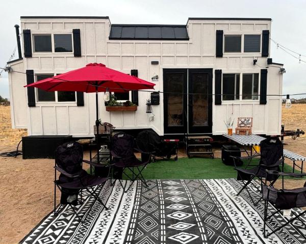 A la foto es mostra l'objecte Remote Modern Tiny House with Deck, BBQ and Mountain Views in Arizona situat a la ciutat de Maricopa.