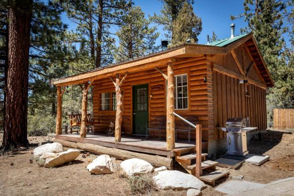Kuvassa näkyy kohde Romantic Log Cabin in the San Bernardino National Forest of California, joka sijaitsee kaupungissa Forest Falls.