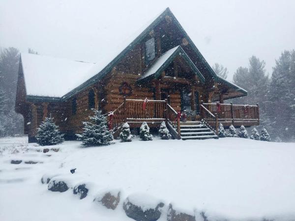A la foto es mostra l'objecte Secluded Log Cabin Nestled in the Woods in Athol, New York situat a la ciutat de Athol.