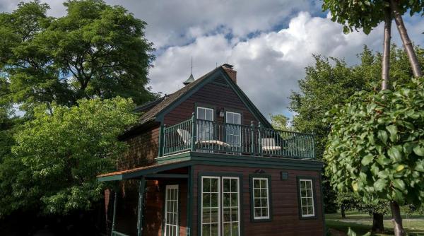 A la foto es mostra l'objecte Charming Suite with Private Roof Deck near Ithaca, New York situat a la ciutat de Aurora.