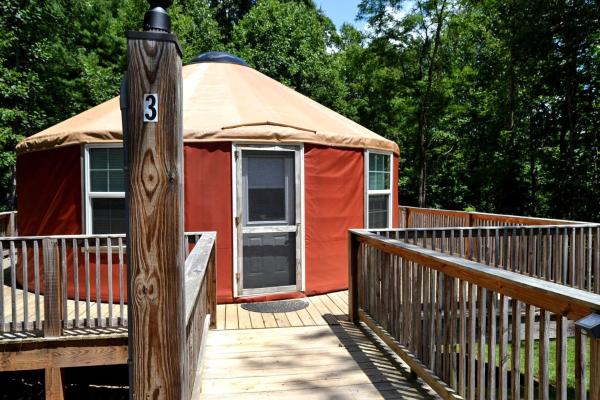 A la foto es mostra l'objecte Intimate Yurt Rental Ideal for Romantic Glamping in Virginia situat a la ciutat de Talcott.