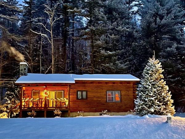 På billedet ses objektet Romantic Nature Escape: Beautiful Log Cabin with Amazing Views and Hiking Trails Nearby in the White Mountains, New Hampshire beliggende i byen Lisbon.