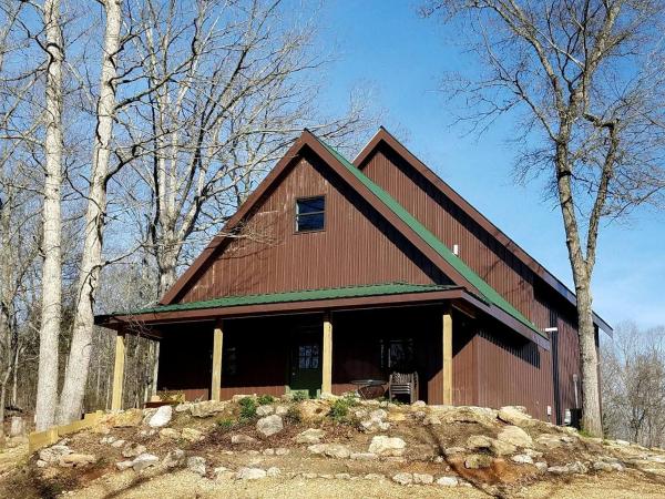 Op de foto is het object Amazing Cabin for a Weekend Getaway near Missouri River in Steelville, Missouri te zien, gelegen in de stad Cuba.